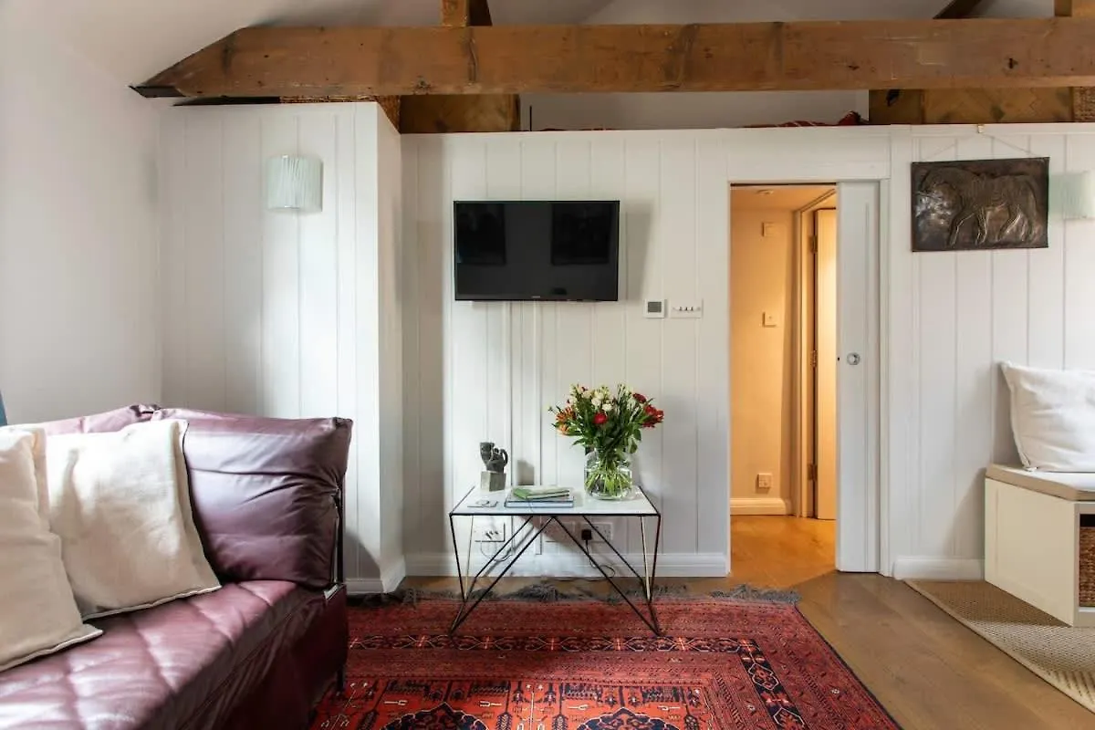 Cosy Central Bath Hideaway